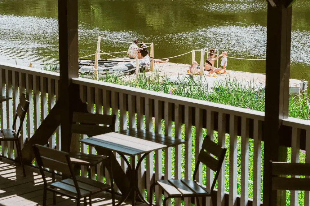 Беседка у воды